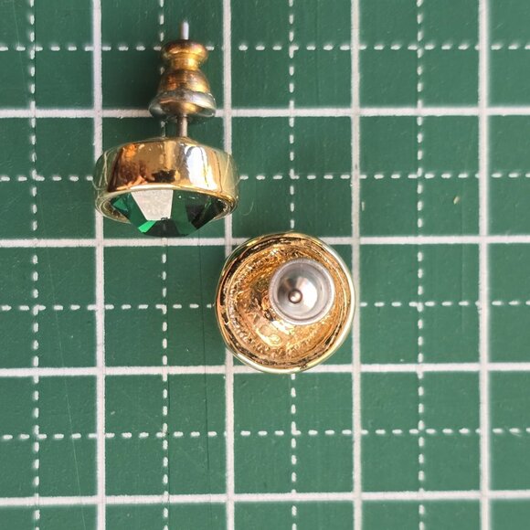 Swarovski goldtone emerald-green crystal stud earrings, vintage. - Picture 5 of 9